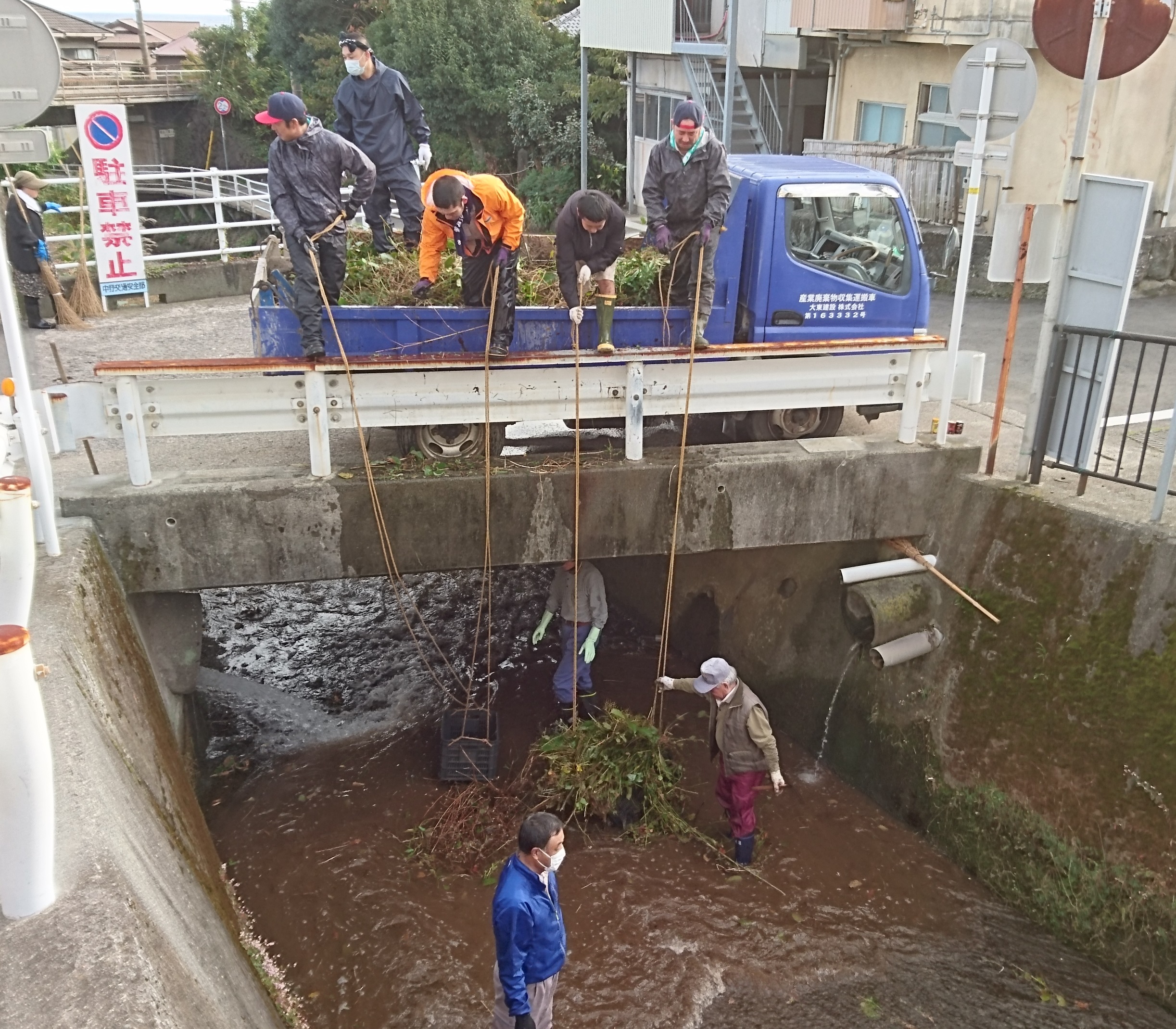 川の中で集めた、枝やゴミ等をダンプに荷揚げ。