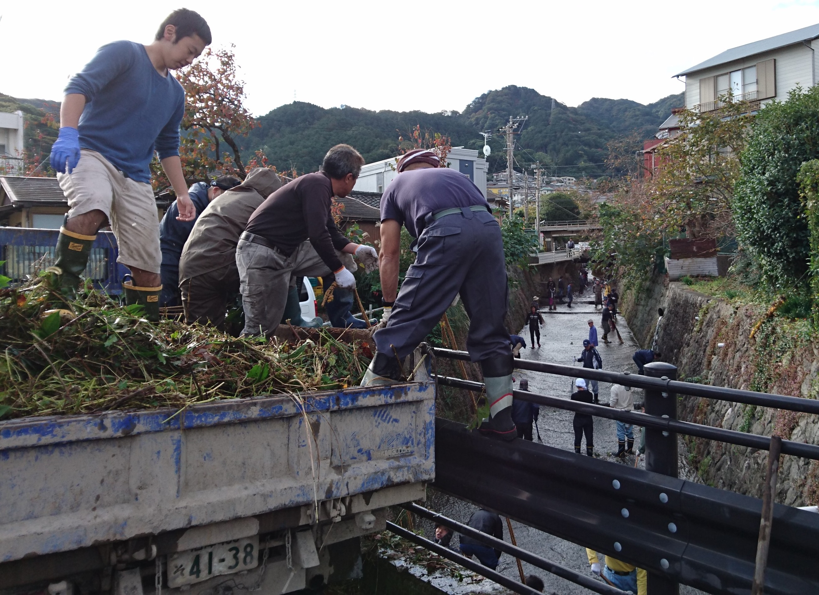 ダンプへの荷上げ。
